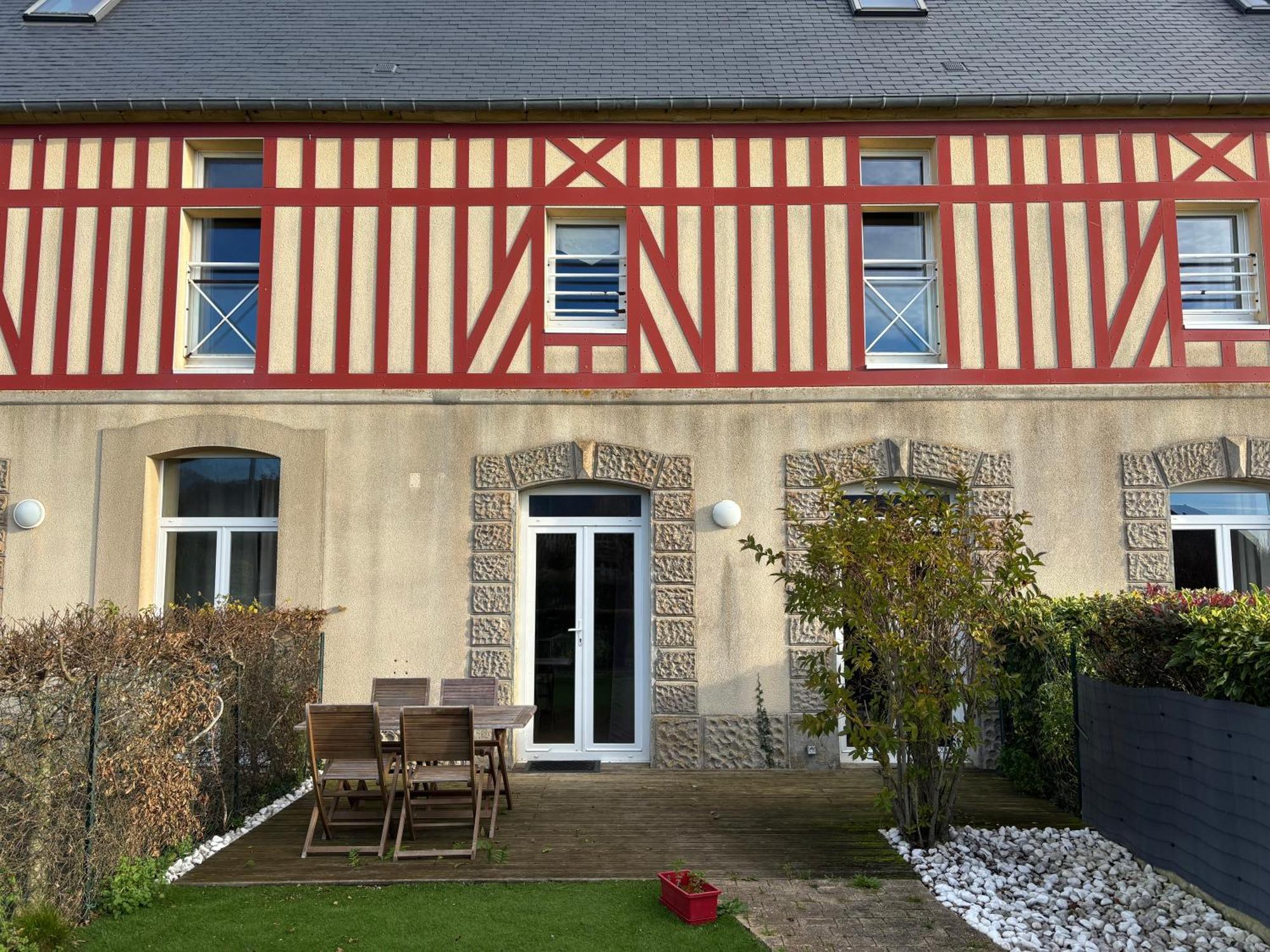 Les Douves Duplex 5 Personnes Lumineux Avec Jardin Et Terrasse Amenagee , Vue Sur Chateau A 5Mn De La Mer, Proche Omaha Beach Et Bayeux Commes Exterior photo